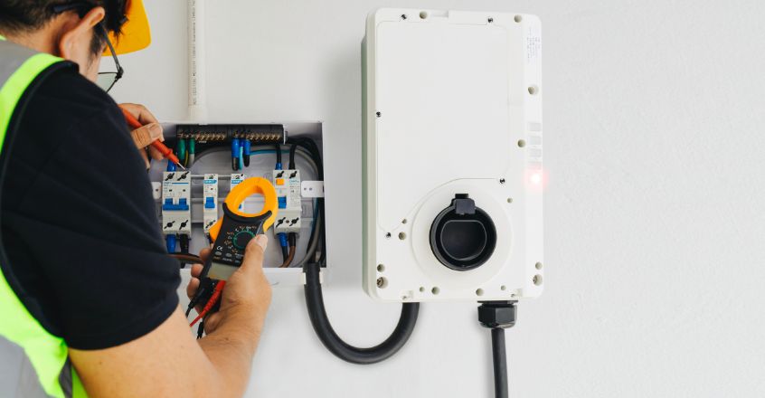 Electricista revisando instalación eléctrica segura para reducir consumo de electricidad