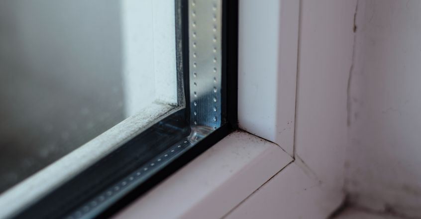 Ventana moderna sellada que mejora el aislamiento térmico y ayuda a reducir consumo de electricidad