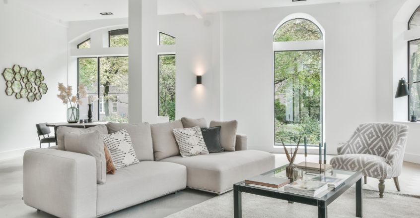 Sala moderna con luz natural aprovechada para reducir consumo de electricidad durante el día