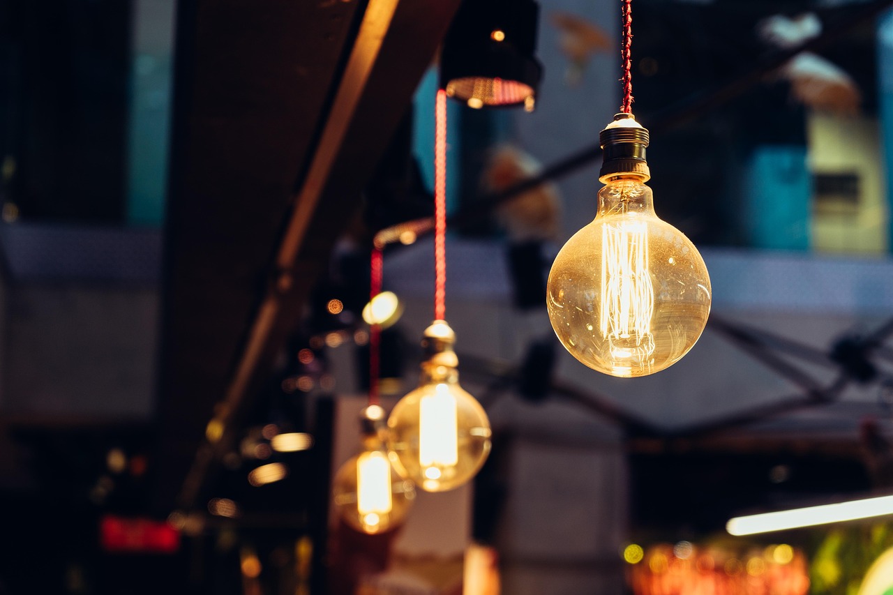 Bombilla incandescente tradicional, emitiendo una luz cálida