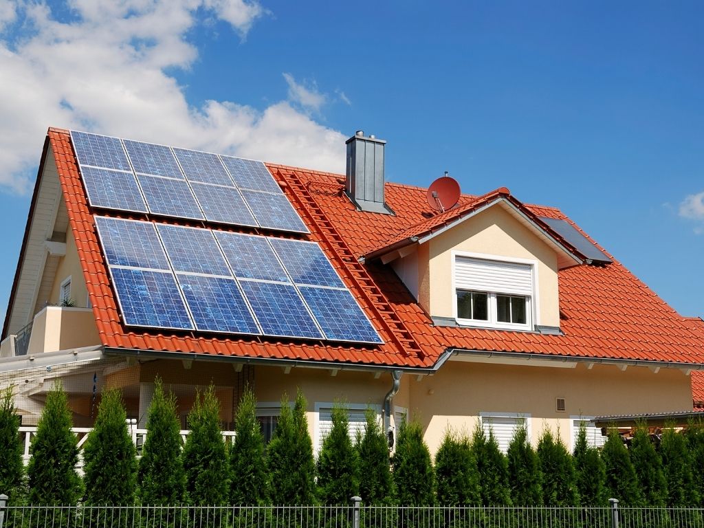 Paneles solares fotovoltaicos instalados en el techo de una vivienda para generar electricidad.